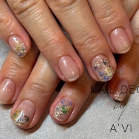 春にぴったりの小花ネイル